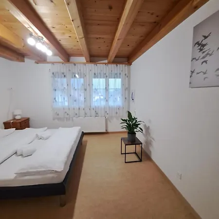 Family-friendly With Alpine View Apartment